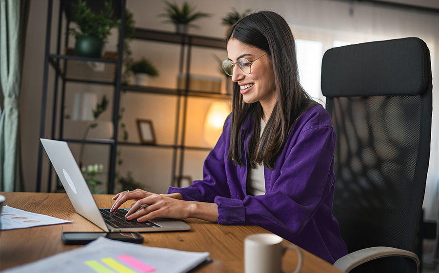 Praca po przeszczepie – zadowolona kobieta rozpoczyna swoją aktywność zawodową