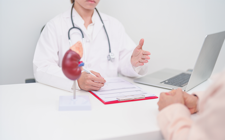 Lekarz tłumaczy pacjentowi kwestię badań przed przeszczepem nerki