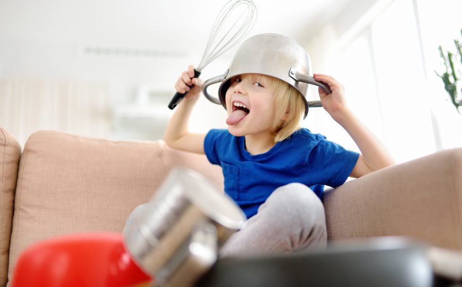 Diagnoza ADHD u dzieci – mały chłopiec wykazujący nadpobudliwość