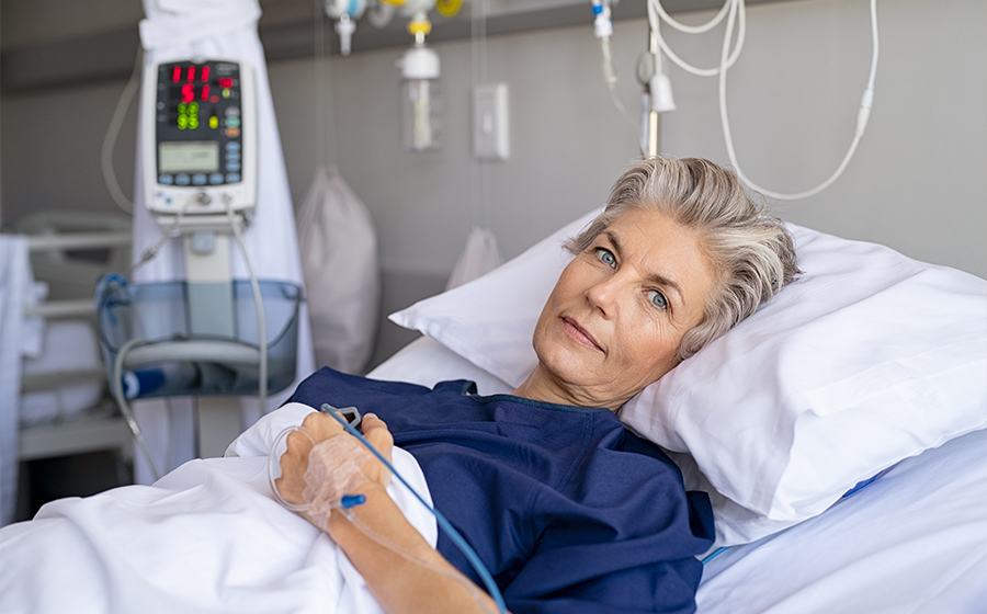 Biorca przeszczepu: kobieta oczekująca w szpitalu na transplantację narządu